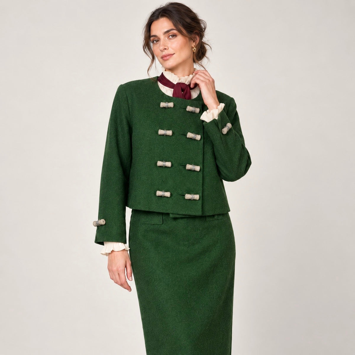 Costum Mothwurf verde din lână, detaliu sacou pe model