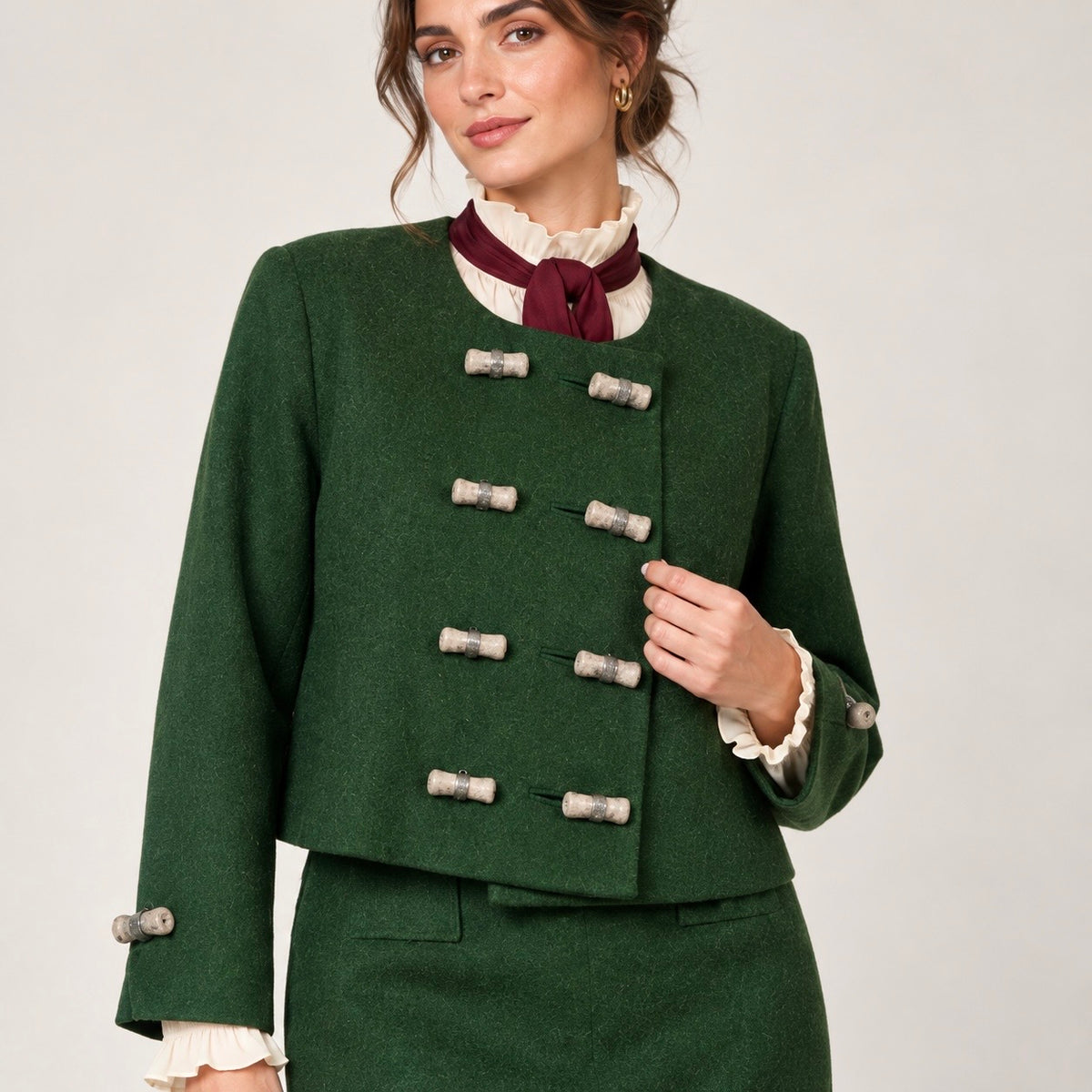 Costum Mothwurf verde din lână, detaliu închidere sacou