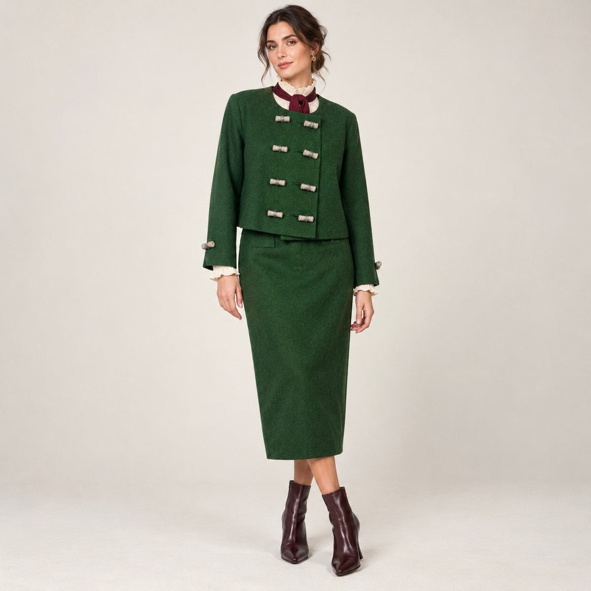 Costum Mothwurf verde din lână, vedere frontală pe model