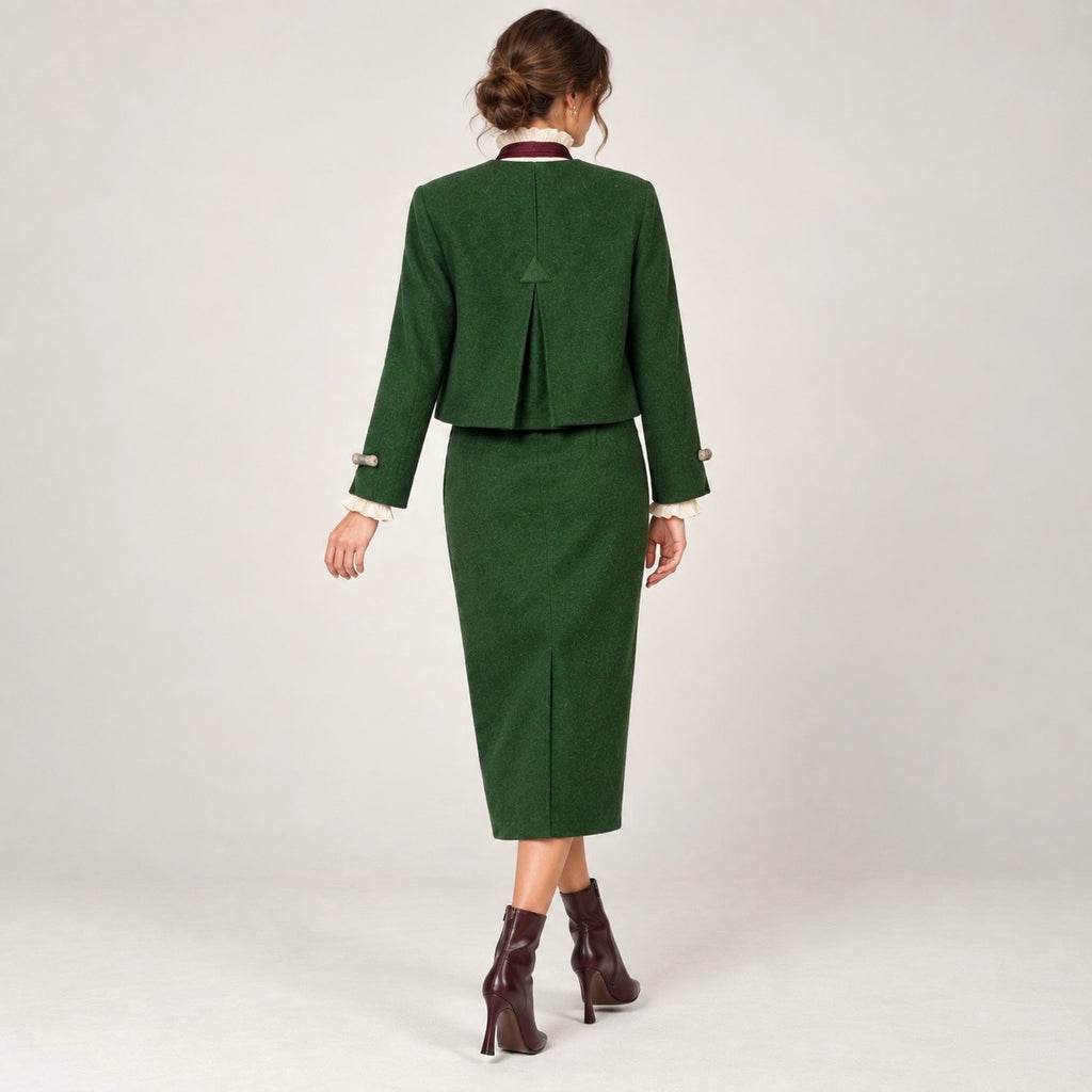 Costum Mothwurf verde din lână, vedere din spate pe model