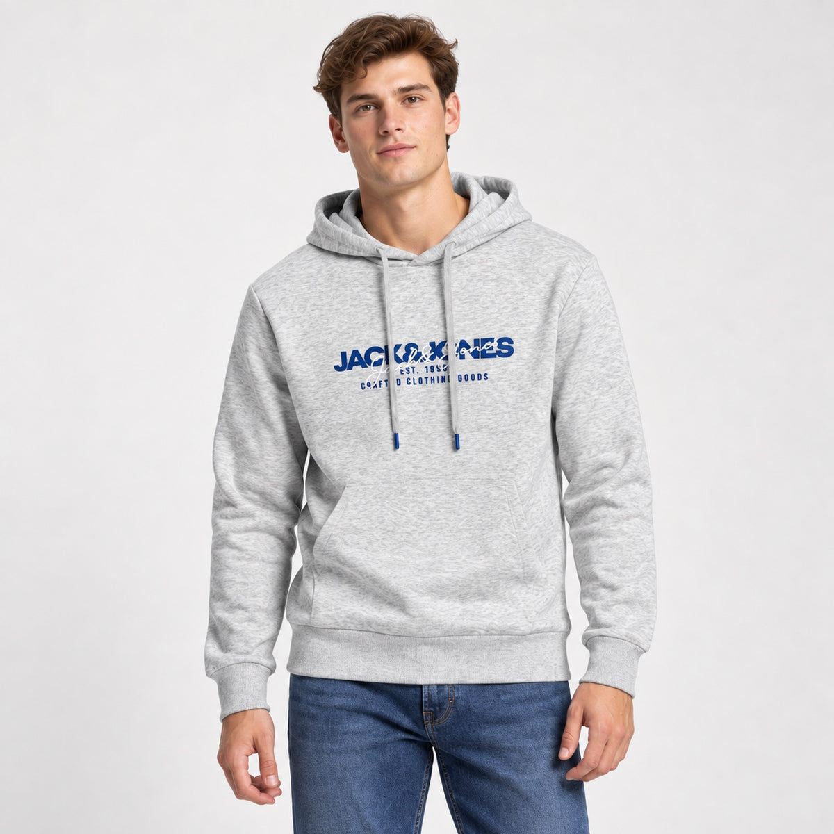 Hanorac Jack & Jones gri melanj cu logo albastru, vedere frontală pe model