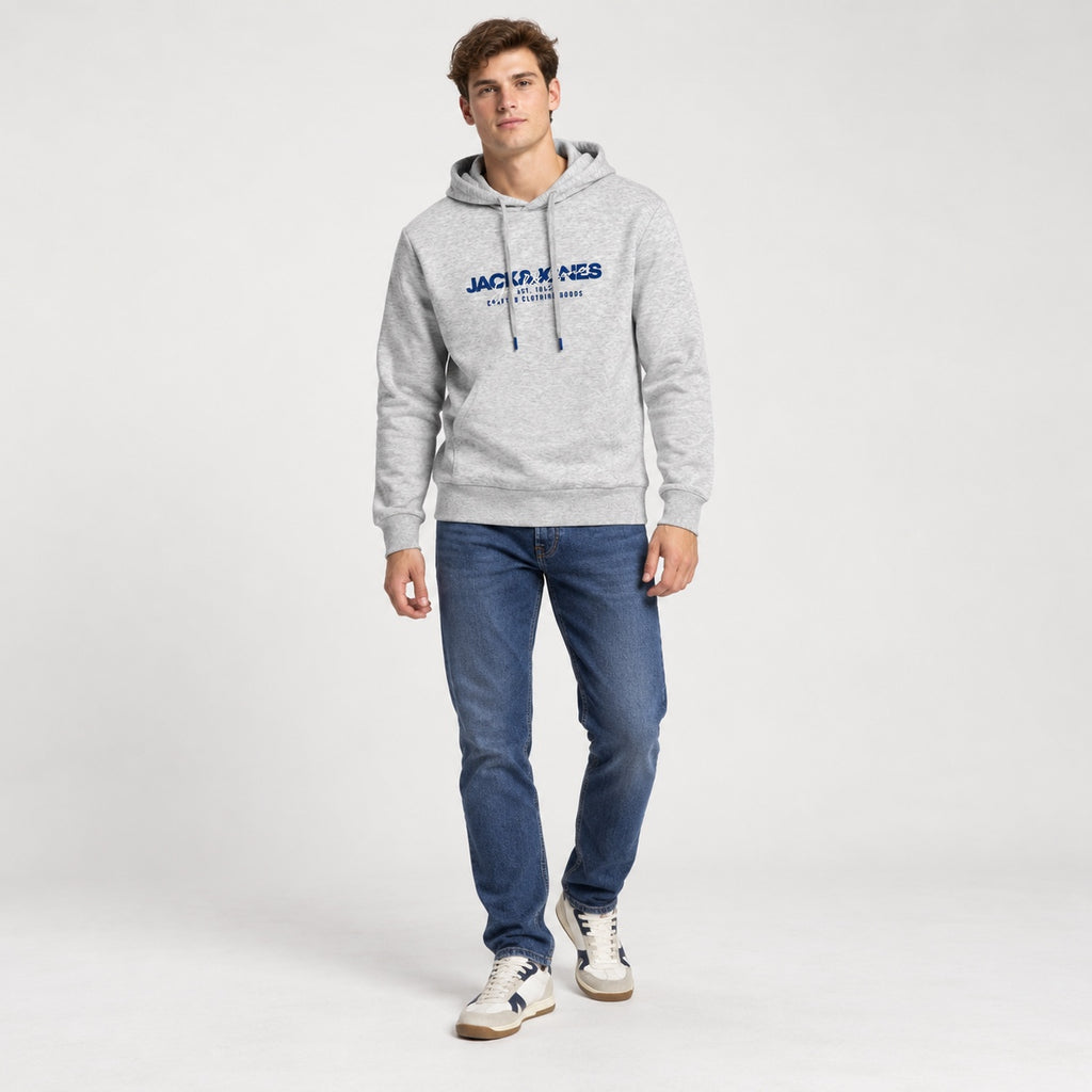 Hanorac Jack & Jones gri melanj cu logo albastru, ținută completă pe model