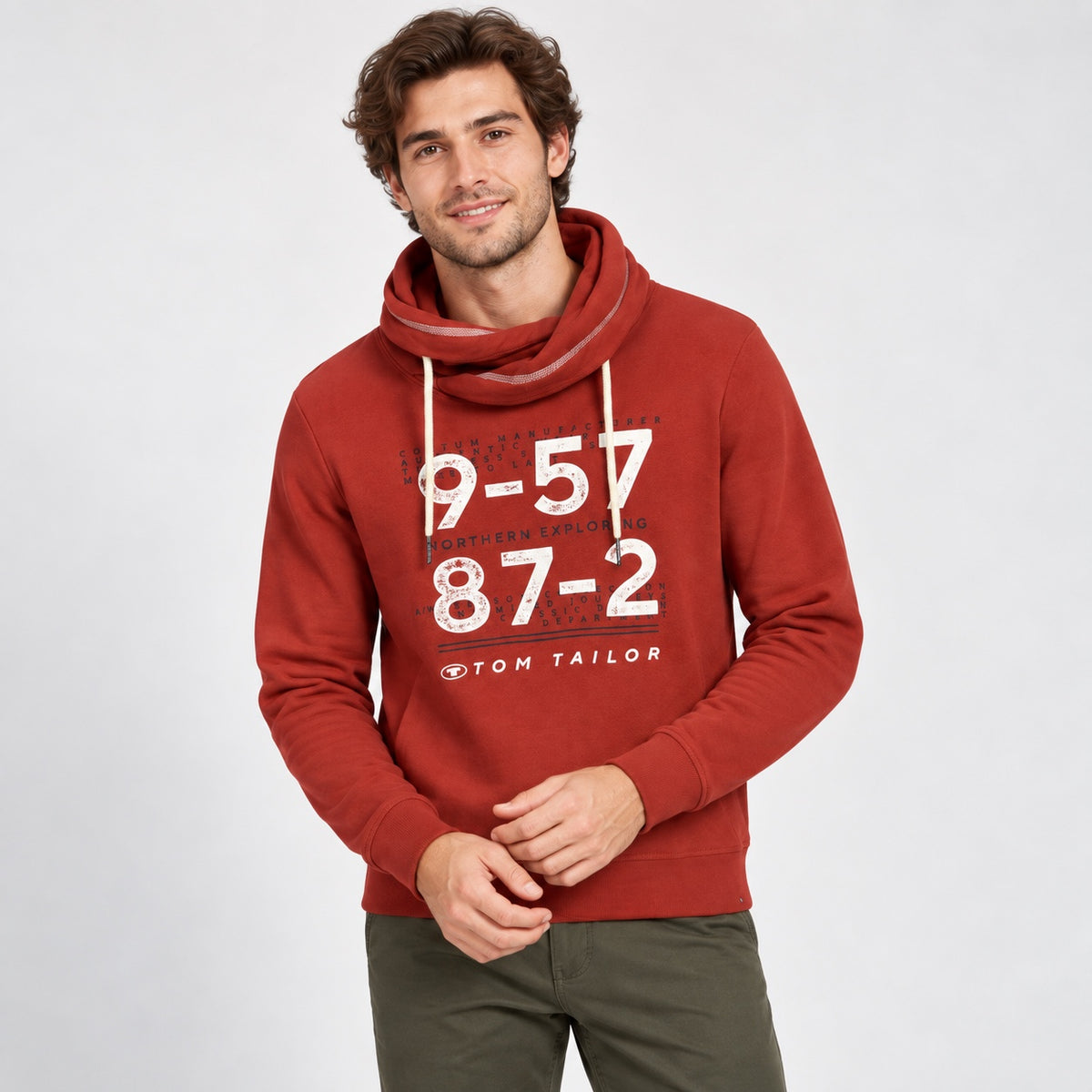 Hanorac Tom Tailor ruginiu cu guler snood, vedere frontală pe model