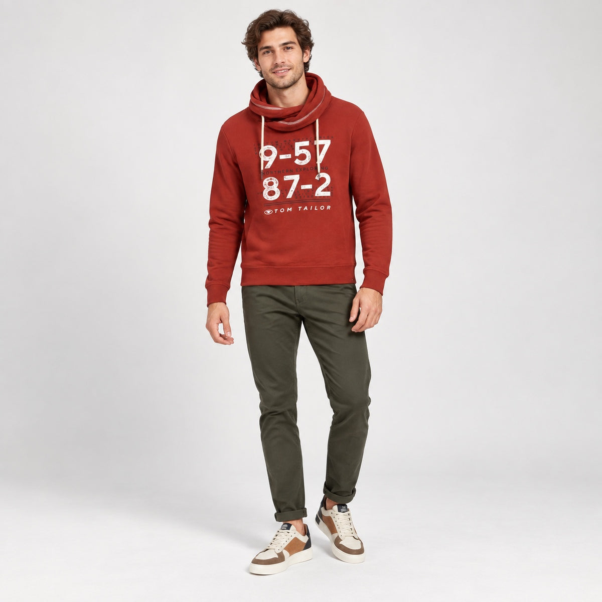 Hanorac Tom Tailor ruginiu cu guler snood, ținută completă pe model
