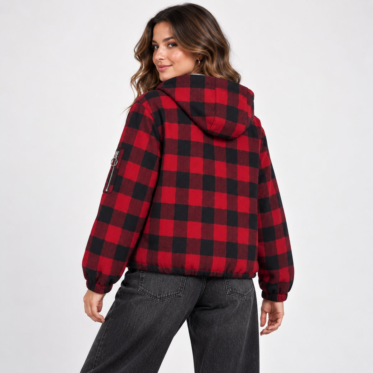 Jachetă H&M Divided în carouri roșu-negru, vedere din spate pe model