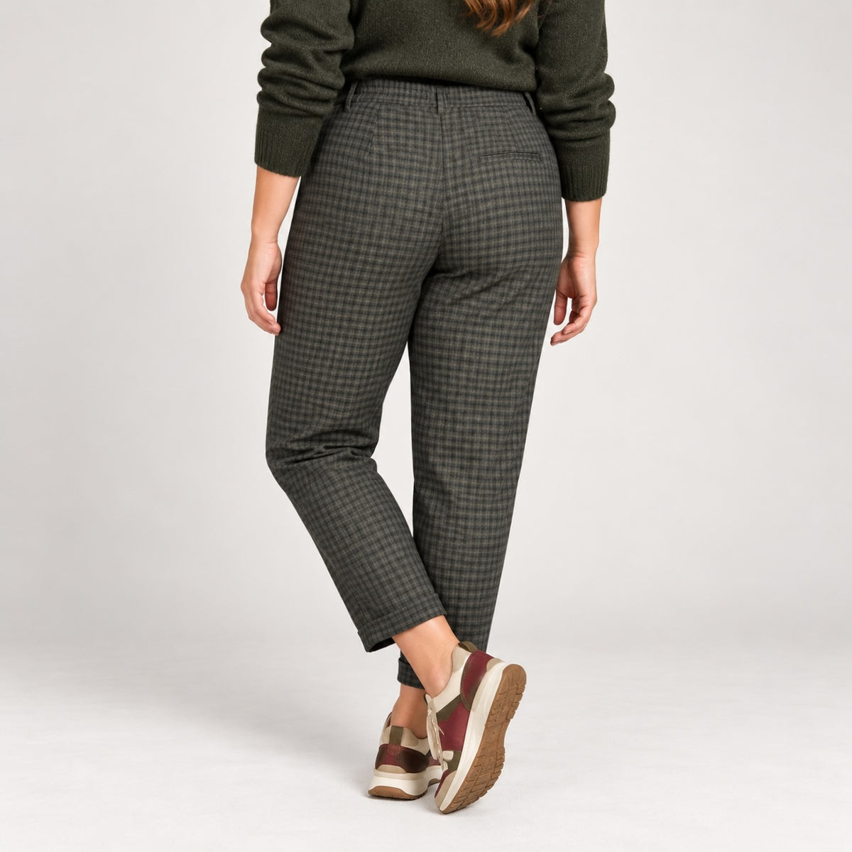 Pantaloni Mango în carouri, vedere din spate