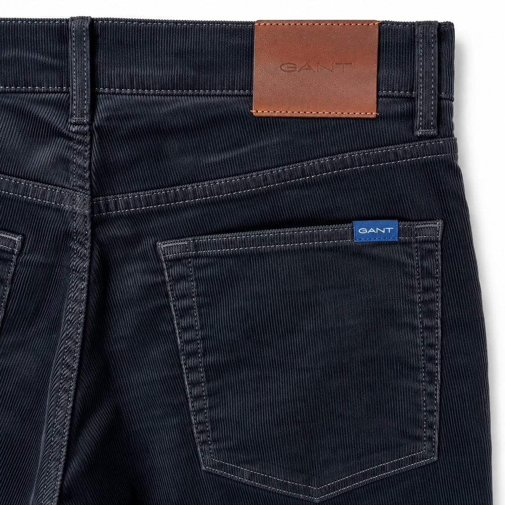 Pantaloni GANT Hayes Slim din catifea reiată bleumarin, detaliu patch și buzunar spate