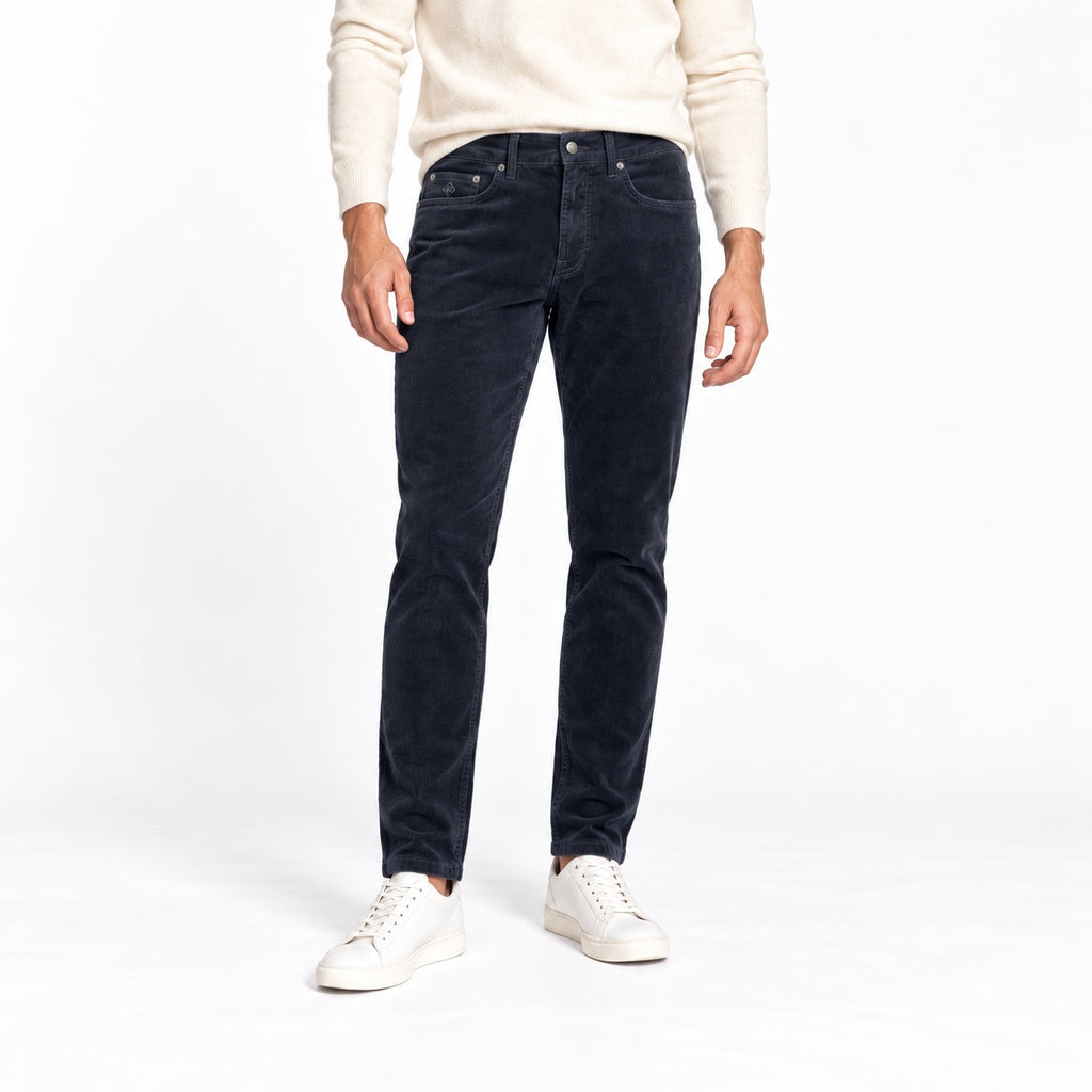 Pantaloni GANT Hayes Slim din catifea reiată bleumarin, vedere frontală pe model
