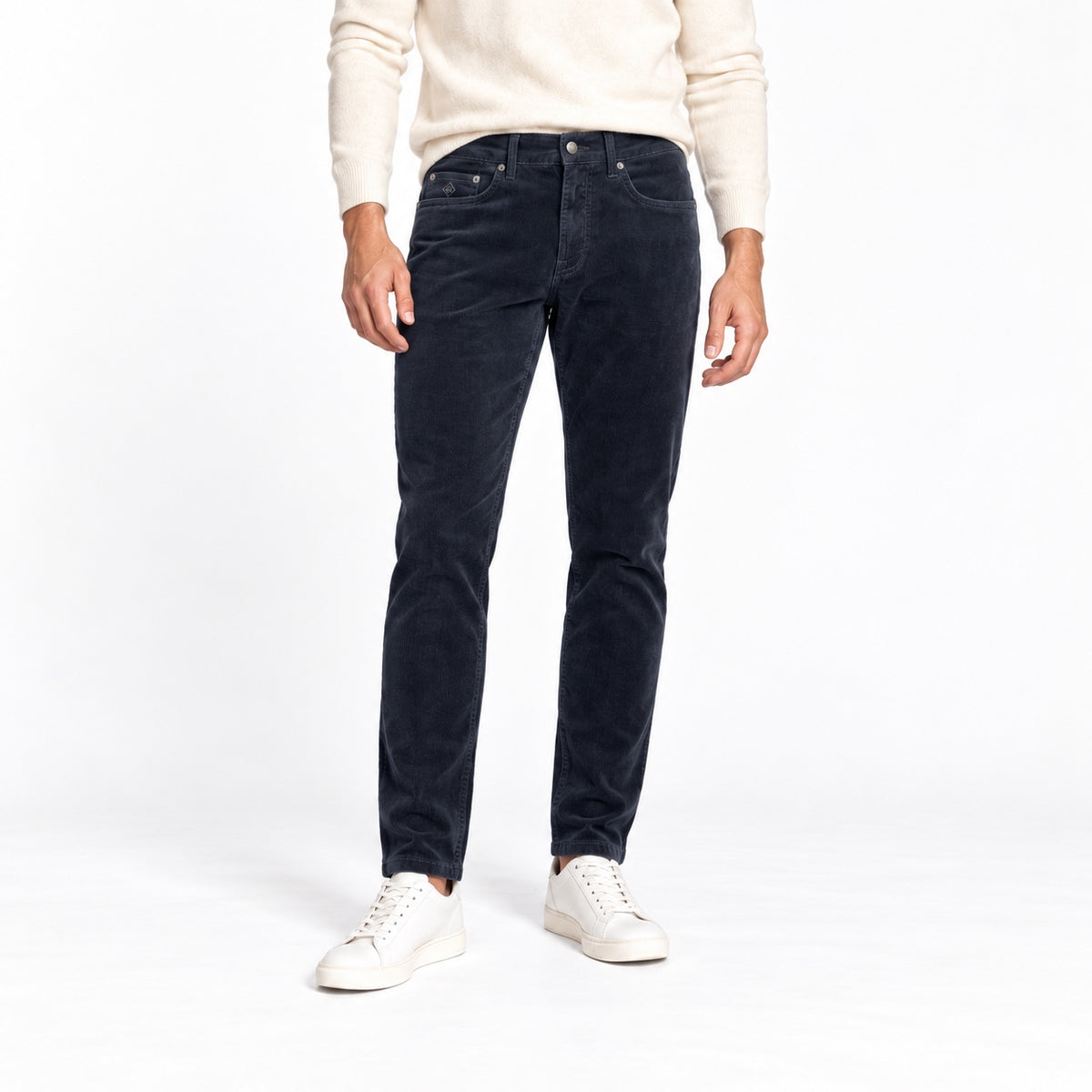 Pantaloni GANT Hayes Slim din catifea reiată bleumarin, vedere frontală pe model