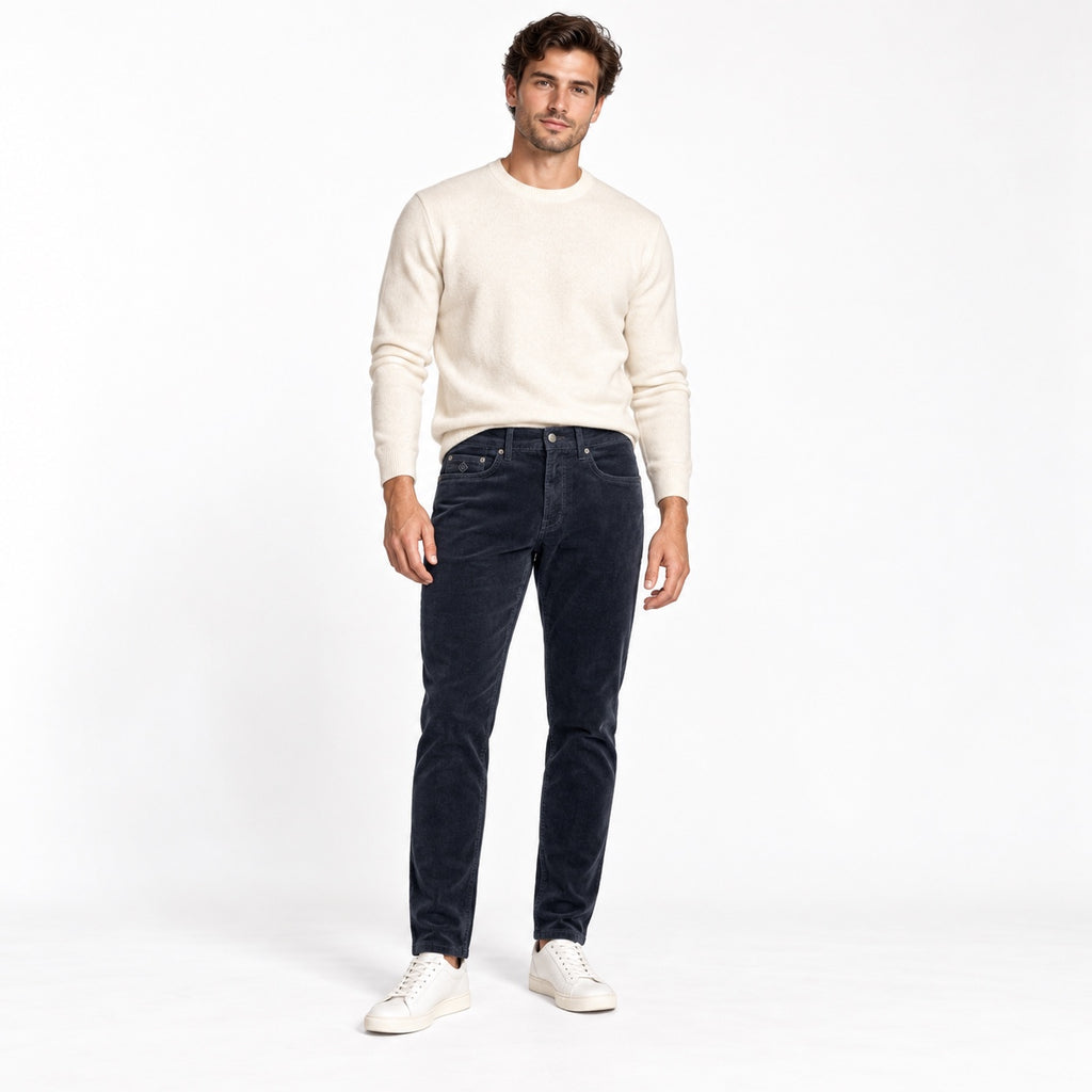 Pantaloni GANT Hayes Slim din catifea reiată bleumarin, vedere completă pe model