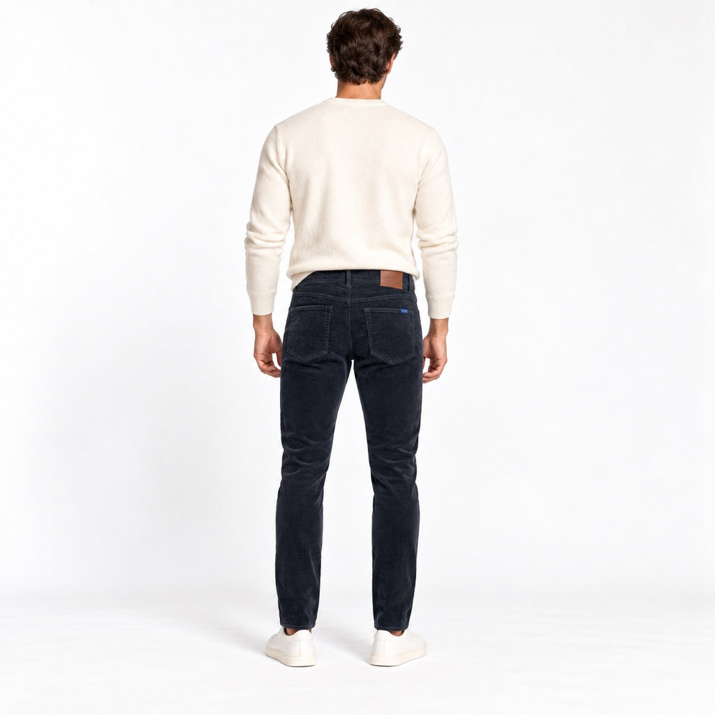 Pantaloni GANT Hayes Slim din catifea reiată bleumarin, vedere din spate pe model
