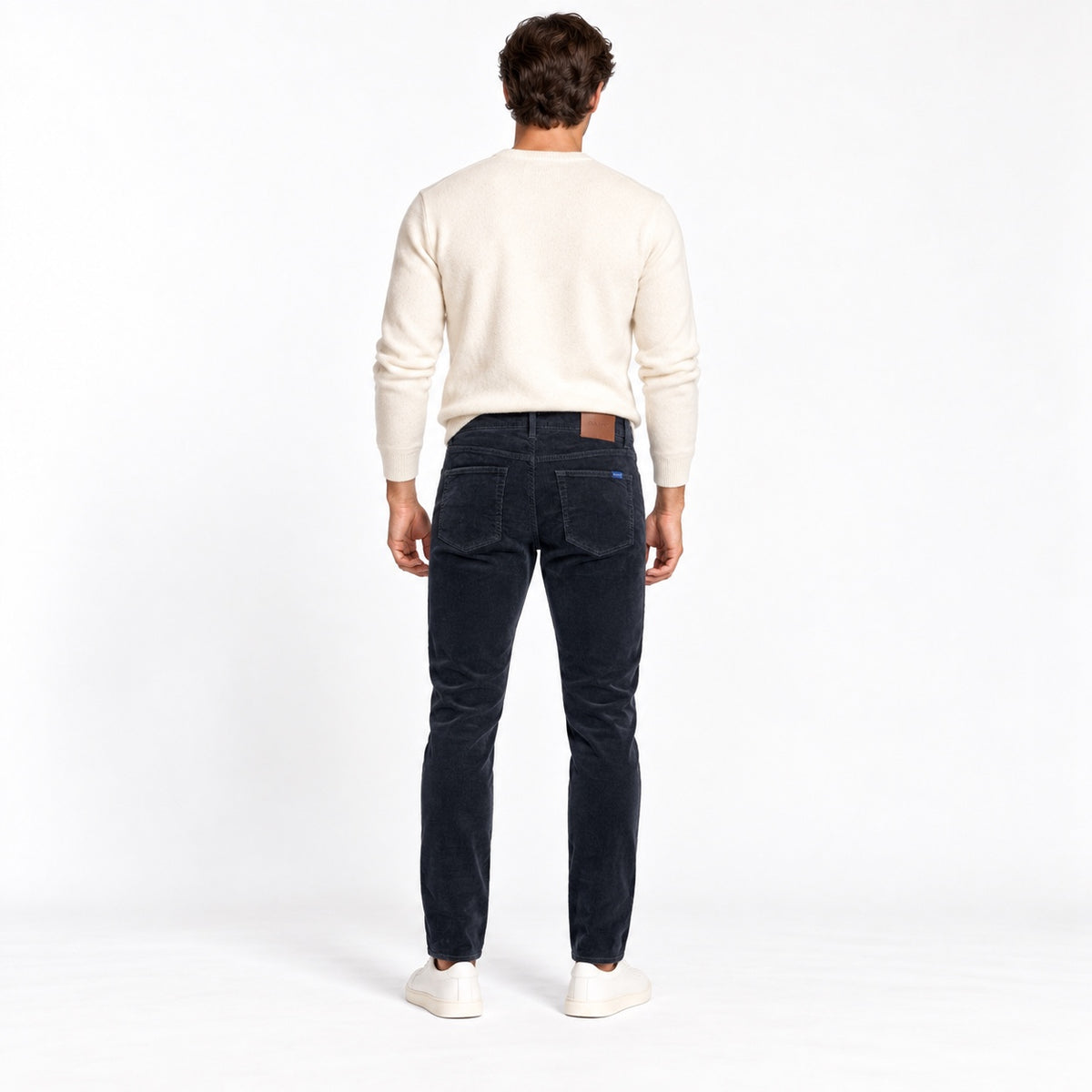 Pantaloni GANT Hayes Slim din catifea reiată bleumarin, vedere din spate pe model