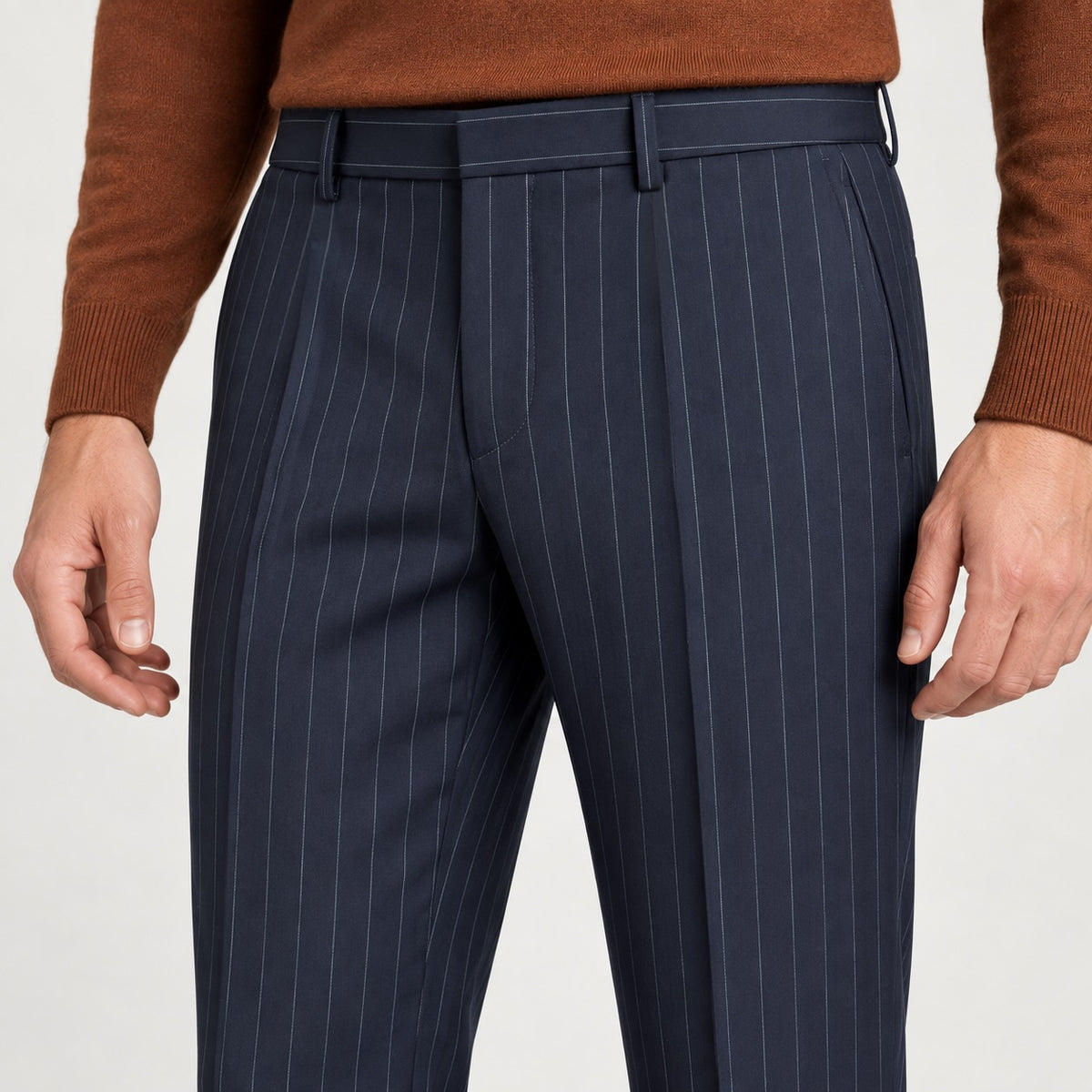 Pantaloni Hugo Boss bleumarin cu dungi, detaliu talie și pense