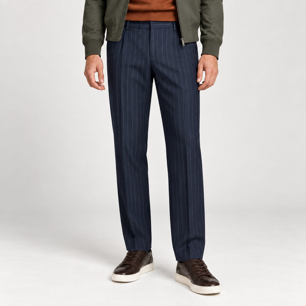 Pantaloni Hugo Boss bleumarin cu dungi, vedere frontală pe model