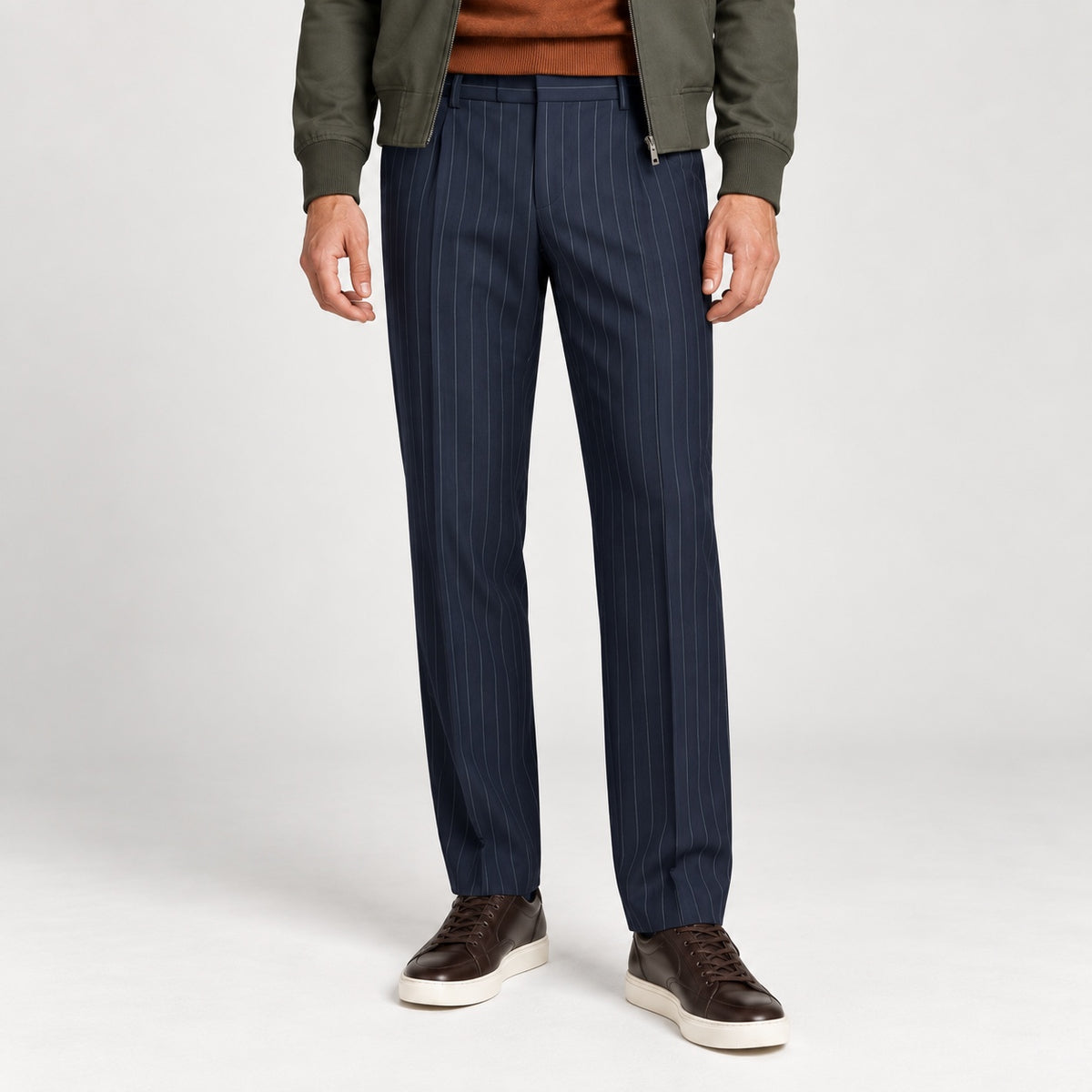 Pantaloni Hugo Boss bleumarin cu dungi, vedere frontală pe model