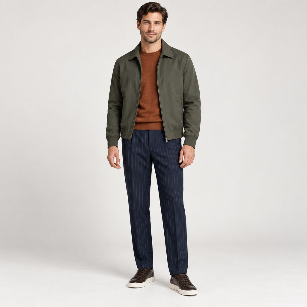 Pantaloni Hugo Boss bleumarin cu dungi, ținută completă pe model
