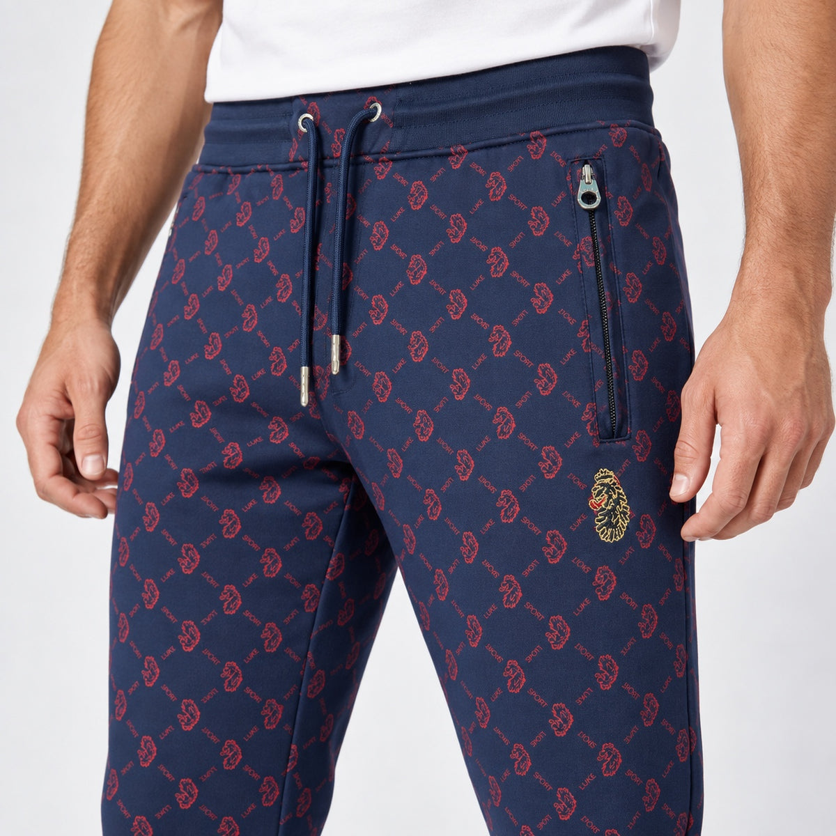 Pantaloni de trening Luke Sport bleumarin cu imprimeu roșu, detaliu talie și buzunar