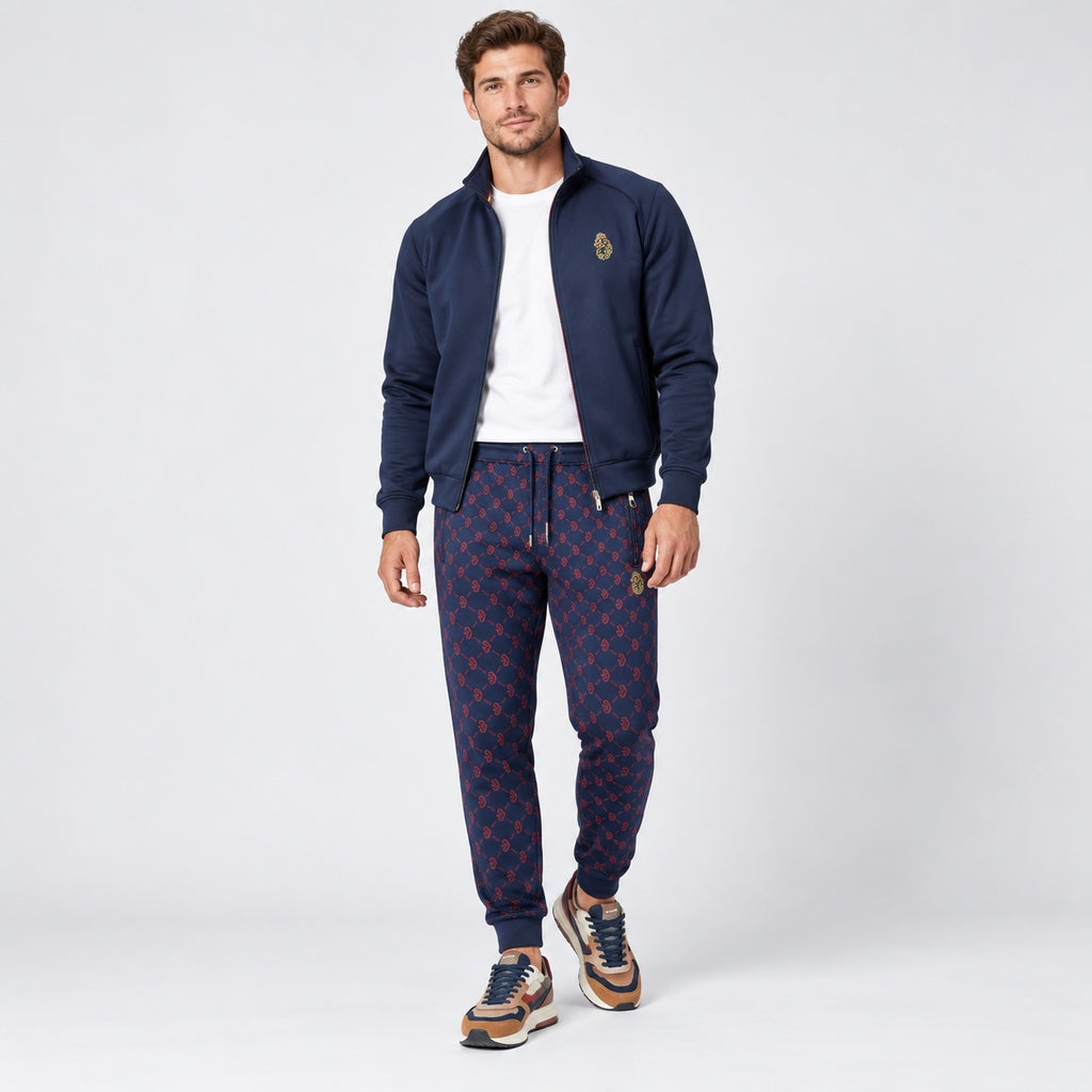 Pantaloni de trening Luke Sport bleumarin cu imprimeu roșu, ținută completă pe model