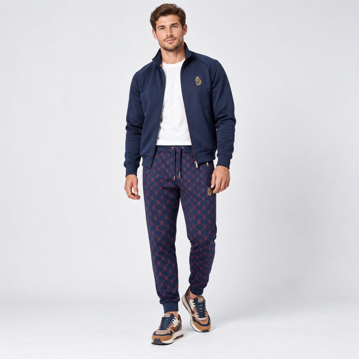 Pantaloni de trening Luke Sport bleumarin cu imprimeu roșu, ținută completă pe model