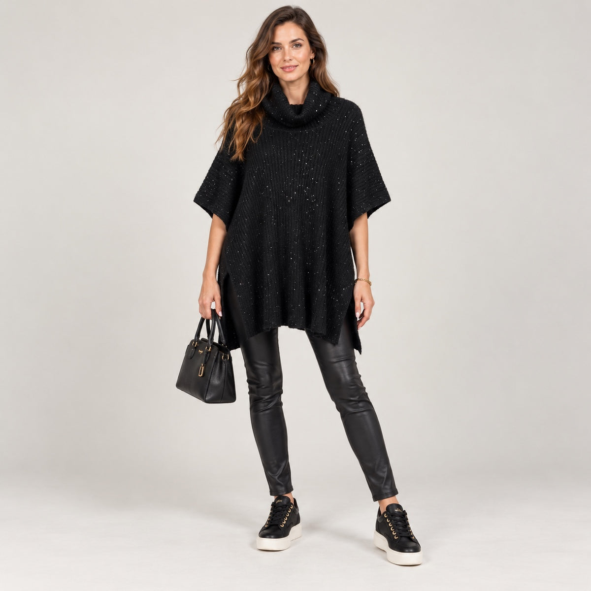 Poncho Twinset negru tricotat cu paiete, vedere integrală pe model