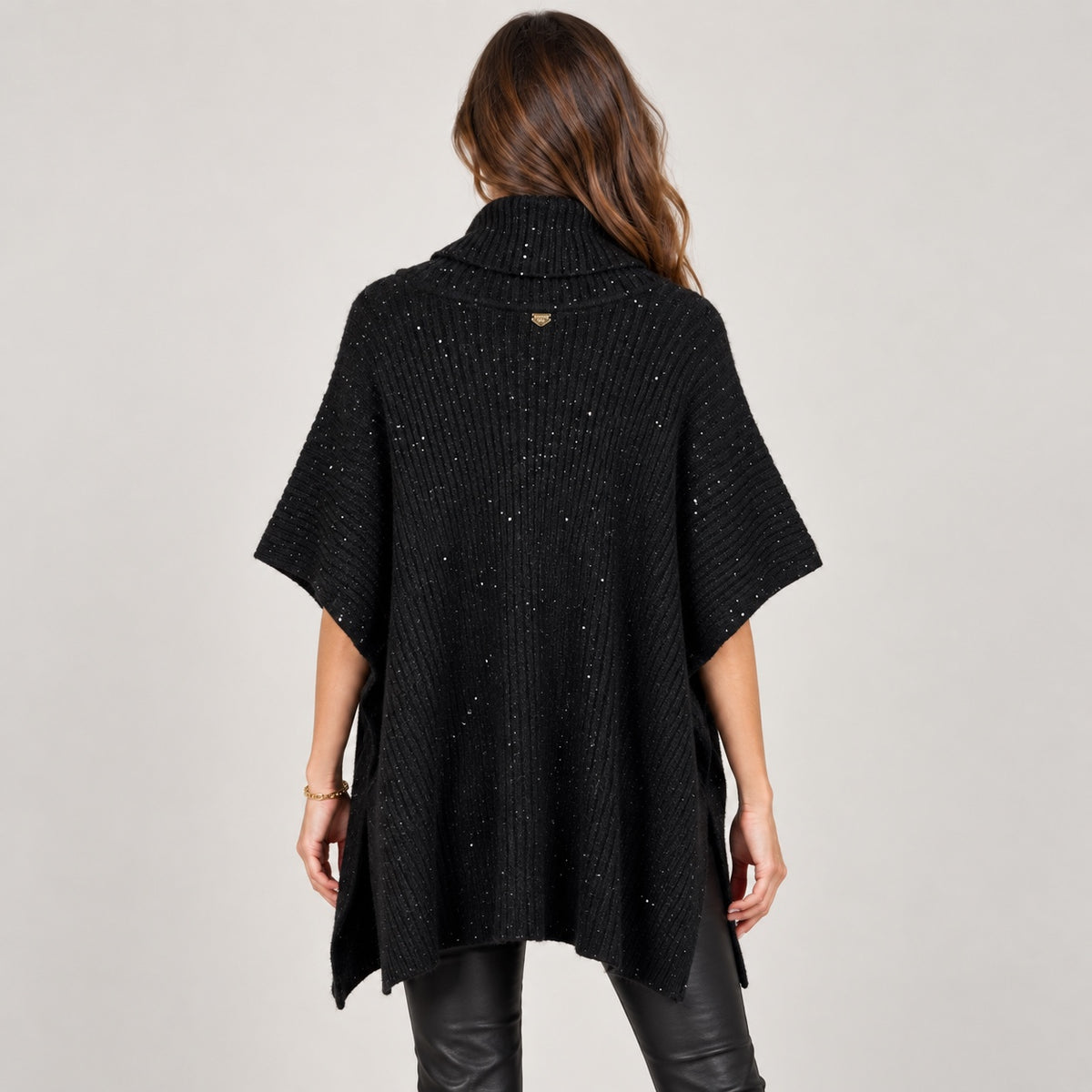 Poncho Twinset negru tricotat cu paiete, vedere din spate pe model