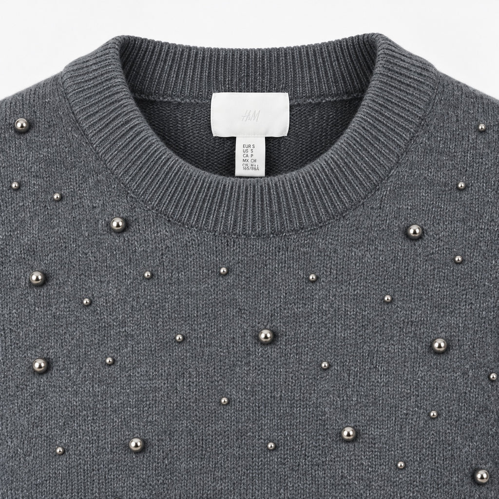 Pulover H&M gri cropped cu aplicații metalice, detaliu decolteu și aplicații