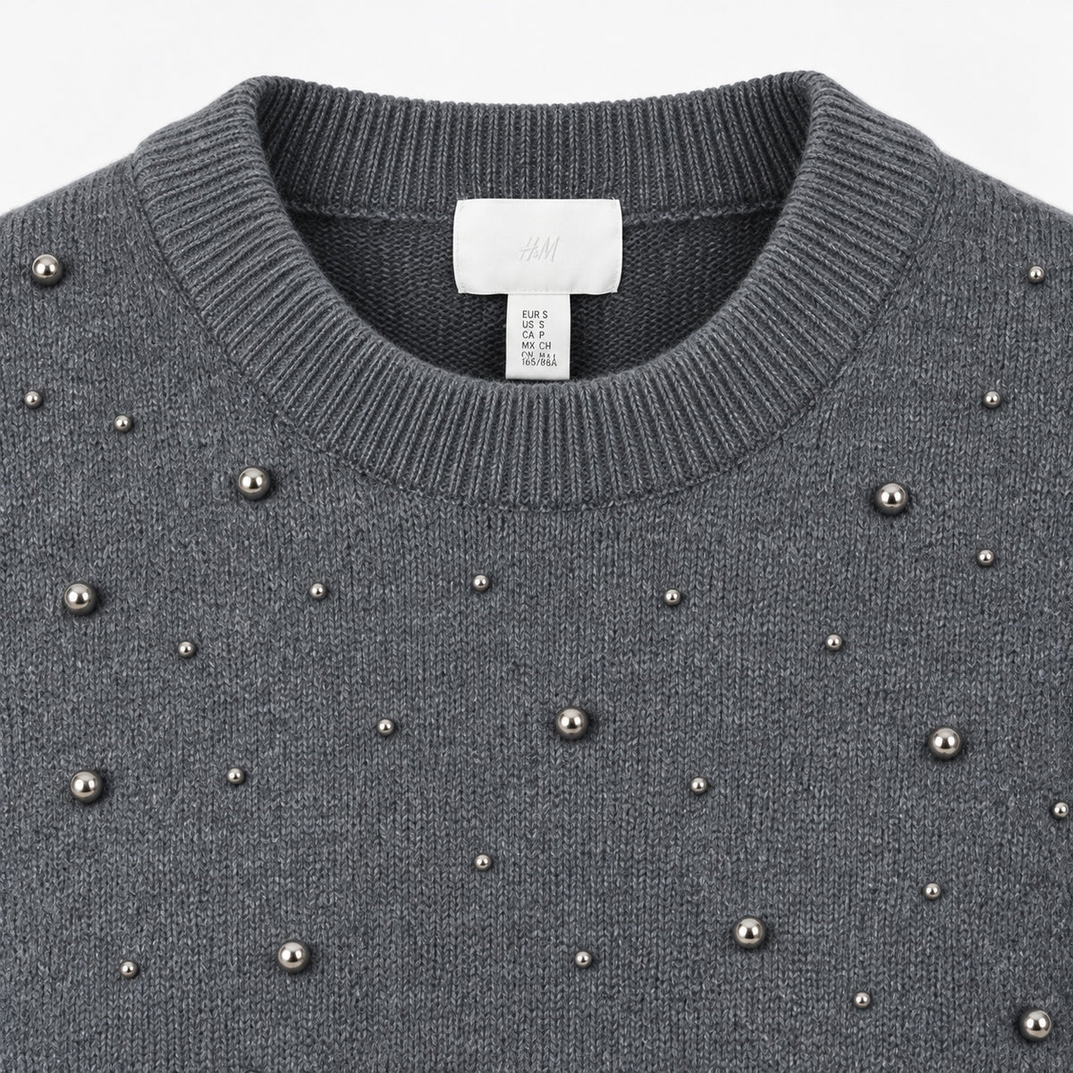 Pulover H&M gri cropped cu aplicații metalice, detaliu decolteu și aplicații