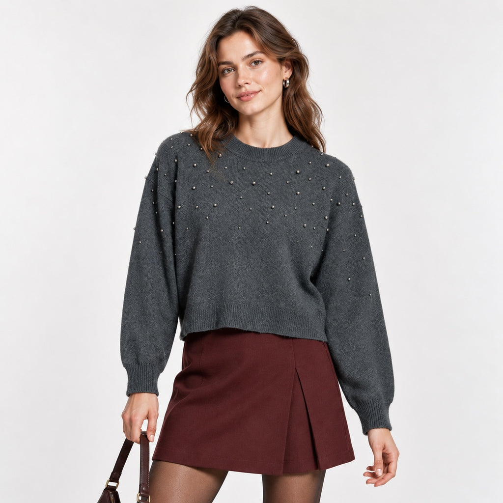Pulover H&M gri cropped cu aplicații metalice, vedere frontală pe model