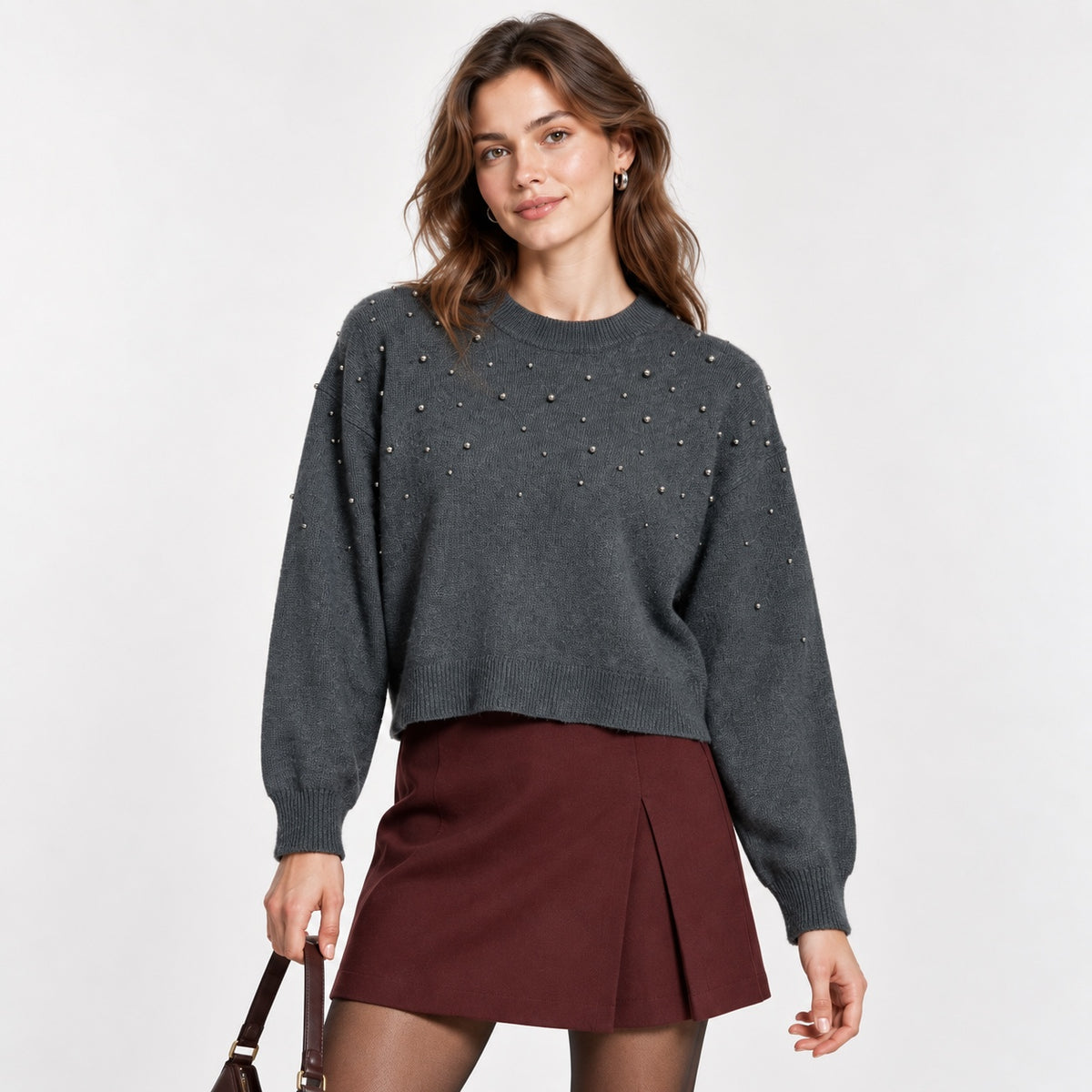 Pulover H&M gri cropped cu aplicații metalice, vedere frontală pe model