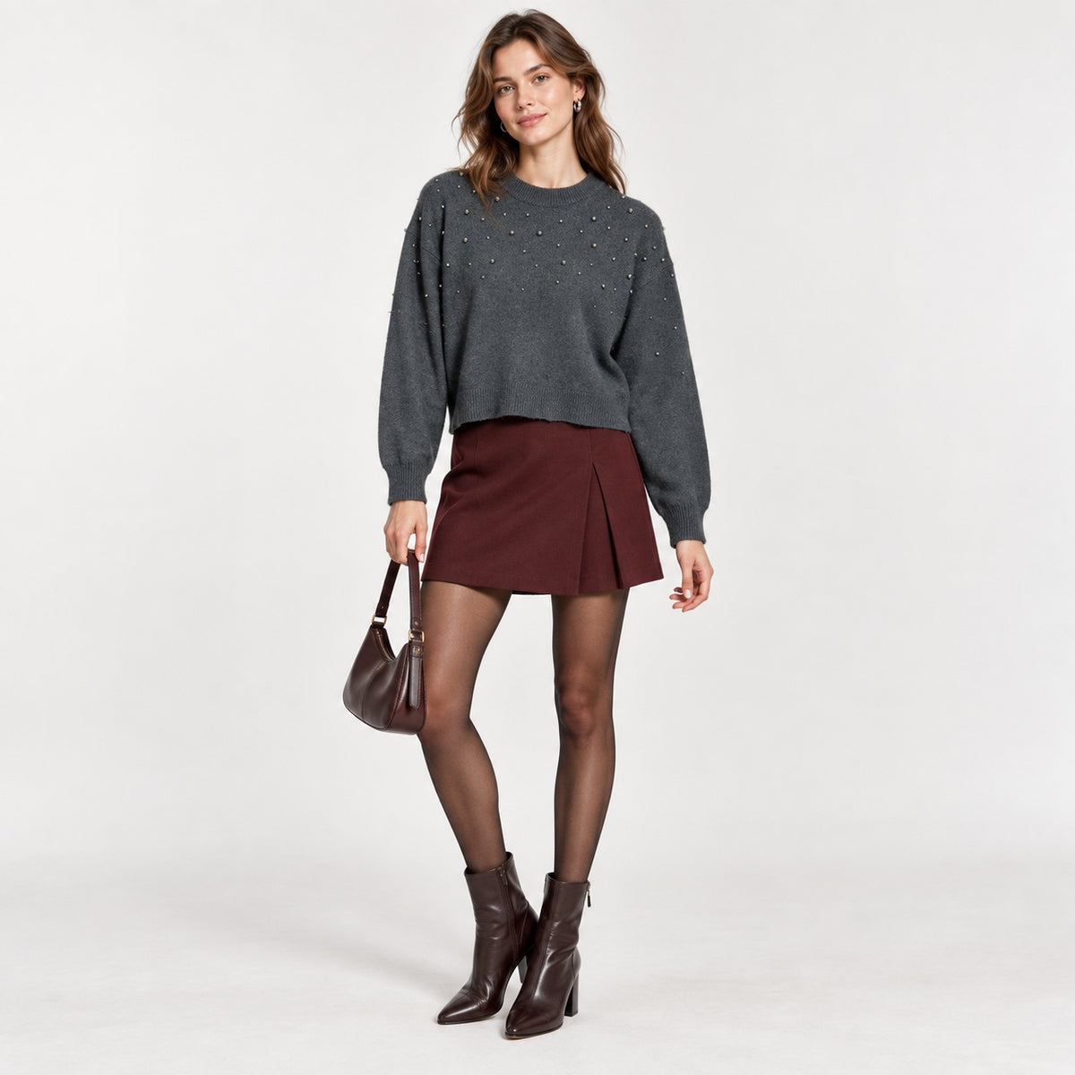 Pulover H&M gri cropped cu aplicații metalice, vedere completă pe model