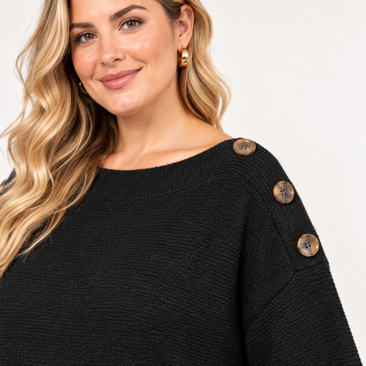 Rochie tricotată Rivers neagră, detaliu nasturi decorativi pe umăr
