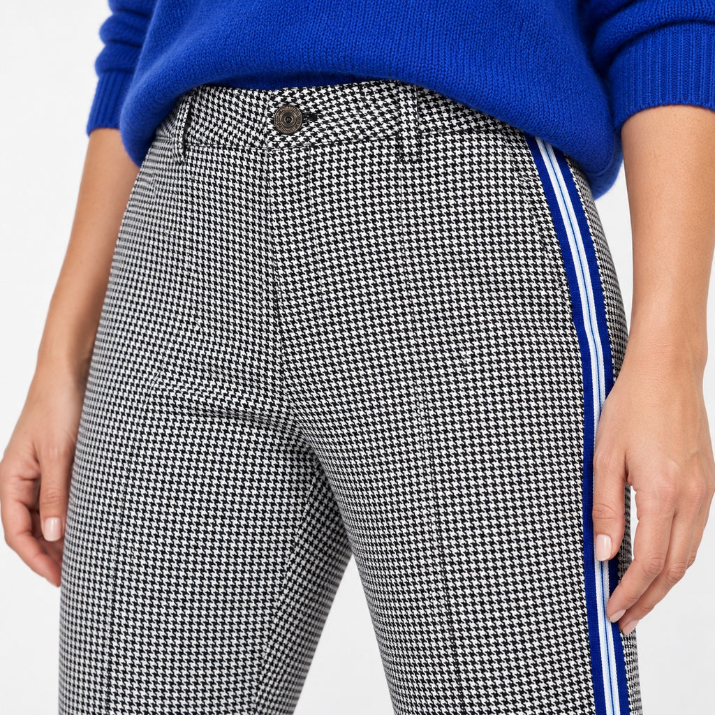 Detaliu pantaloni Street One York, imprimeu houndstooth și bandă laterală albastră